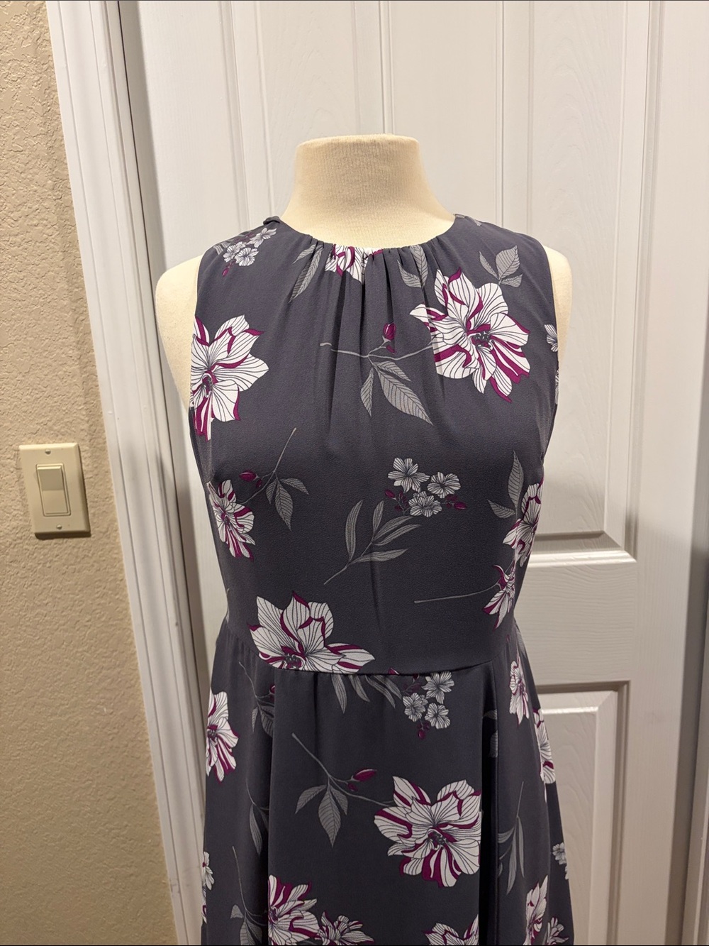 Banana Republic Gray Floral Dress size 6 like new - Picture 5 of 7